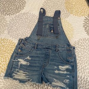 American eagle 6 boyfriend overall shorts distressed